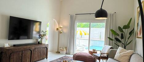 Smart TV, libri, impianto stereo, monitor per computer