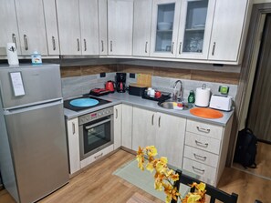 Jääkaappi, kahvin-/teenkeitin, vedenkeitin, leivänpaahdin