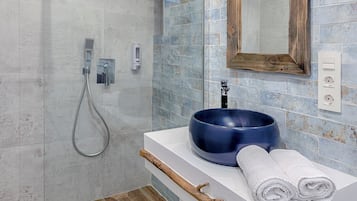 Comfort tweepersoonskamer | Badkamer | Een douche, een regendouche, gratis toiletartikelen, een haardroger