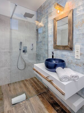 Doppia Comfort | Bagno | Doccia, soffione a pioggia, set di cortesia gratuito, asciugacapelli