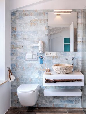 Quarto galeria | Banheiro | Chuveiro, chuveiro com efeito de chuva, produtos de toalete grátis 