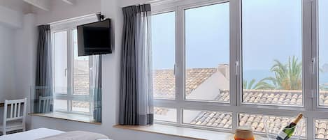 Gallery Room | 1 bedroom, premium bedding, in-room safe, blackout drapes