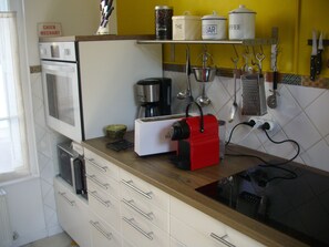 ثلاجة، ميكروويف، فرن، موقد طهي مسطح