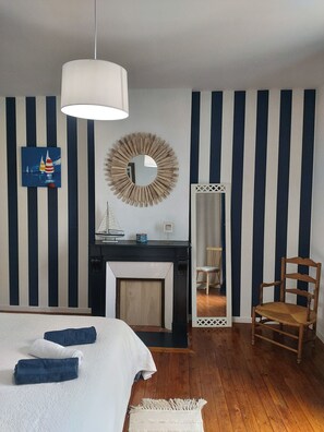 1 habitación, tabla de planchar con plancha y cuna de viaje 