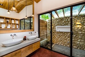 Douche, sèche-cheveux, serviettes fournies, shampoing