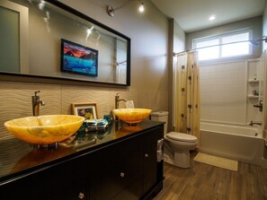 Towels, soap, shampoo, toilet paper