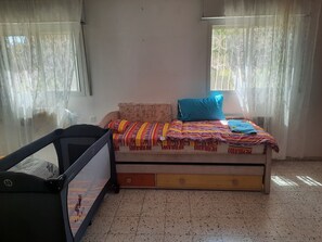 5 bedrooms, iron/ironing board, WiFi, bed sheets