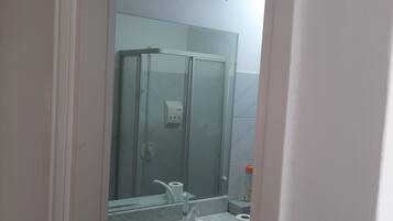 Hårtork, handdukar, tvål och schampo