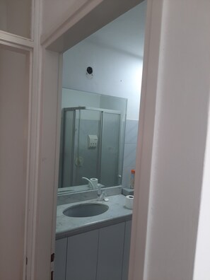 Secador de pelo, toallas, jabón, shampoo