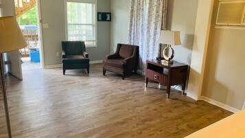 Studio Suite | Free WiFi