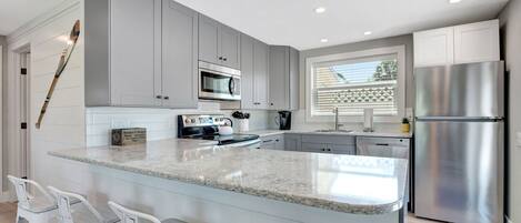 Refrigerador, microondas, horno y parrilla de estufa