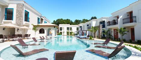 Una piscina al aire libre