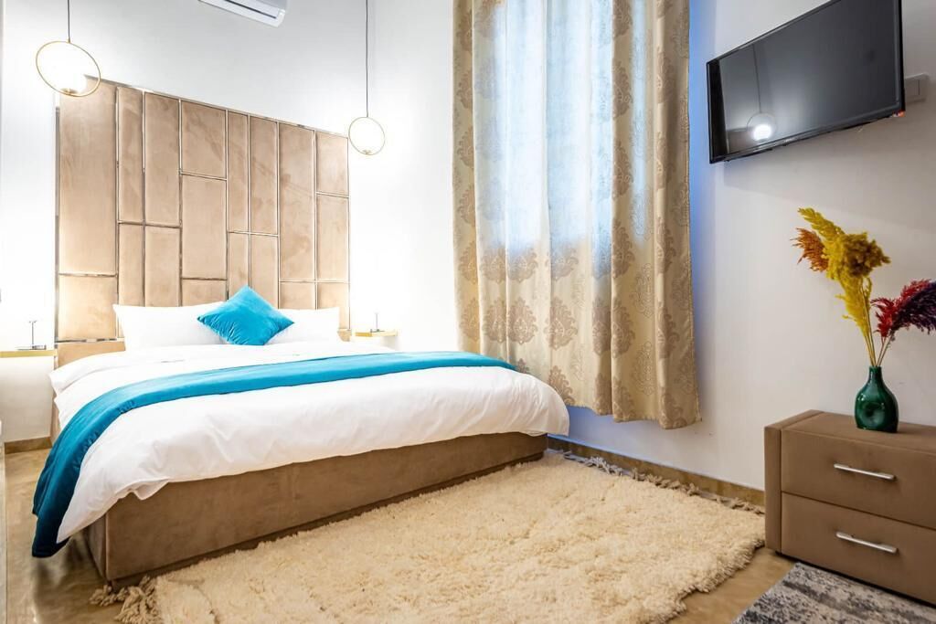 5 bedrooms, iron/ironing board, WiFi