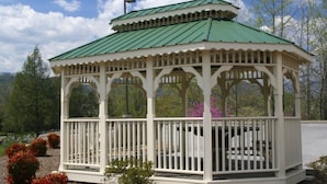 Outdoor dining - Golf Vista- 1 Mile from Dollywood! (Pigeon Forge)