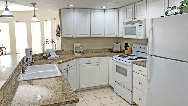 Private kitchen - Golf Vista- 1 Mile from Dollywood! (Pigeon Forge)