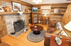TV, fireplace - Private cabin- Daily Bear Sightings (Gatlinburg)