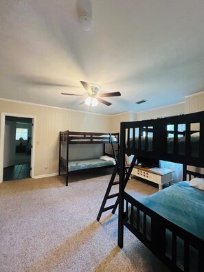 4 bedrooms, bed sheets