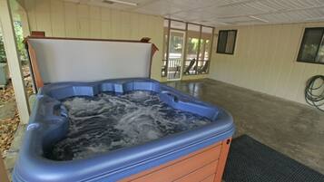 Hot tub on the Carport