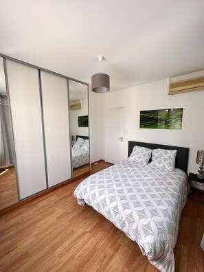 3 habitaciones, tabla de planchar con plancha y cuna de viaje 