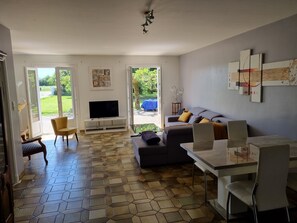 Smart-TV, Kamin, Bücher