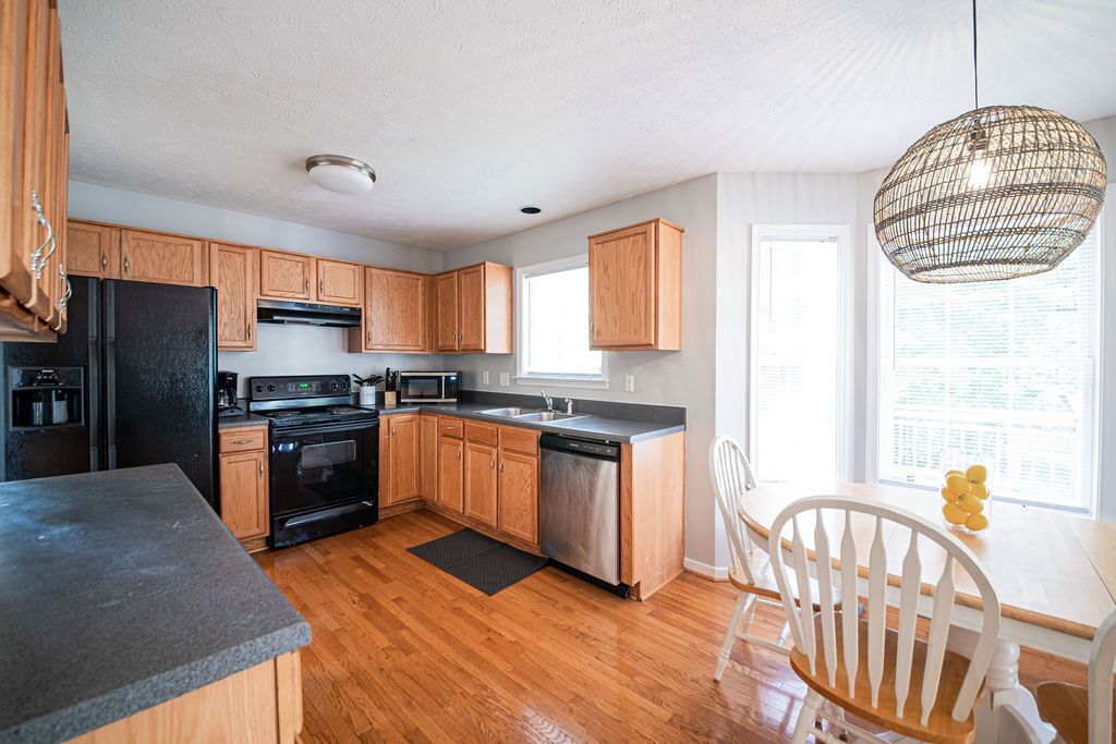 Clean & Spacious Home, Centrally Located, Near Attractions w\/large Fenced Yard
