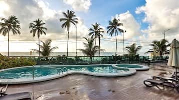 2 piscinas al aire libre (de 09:00 a 18:00), tumbonas