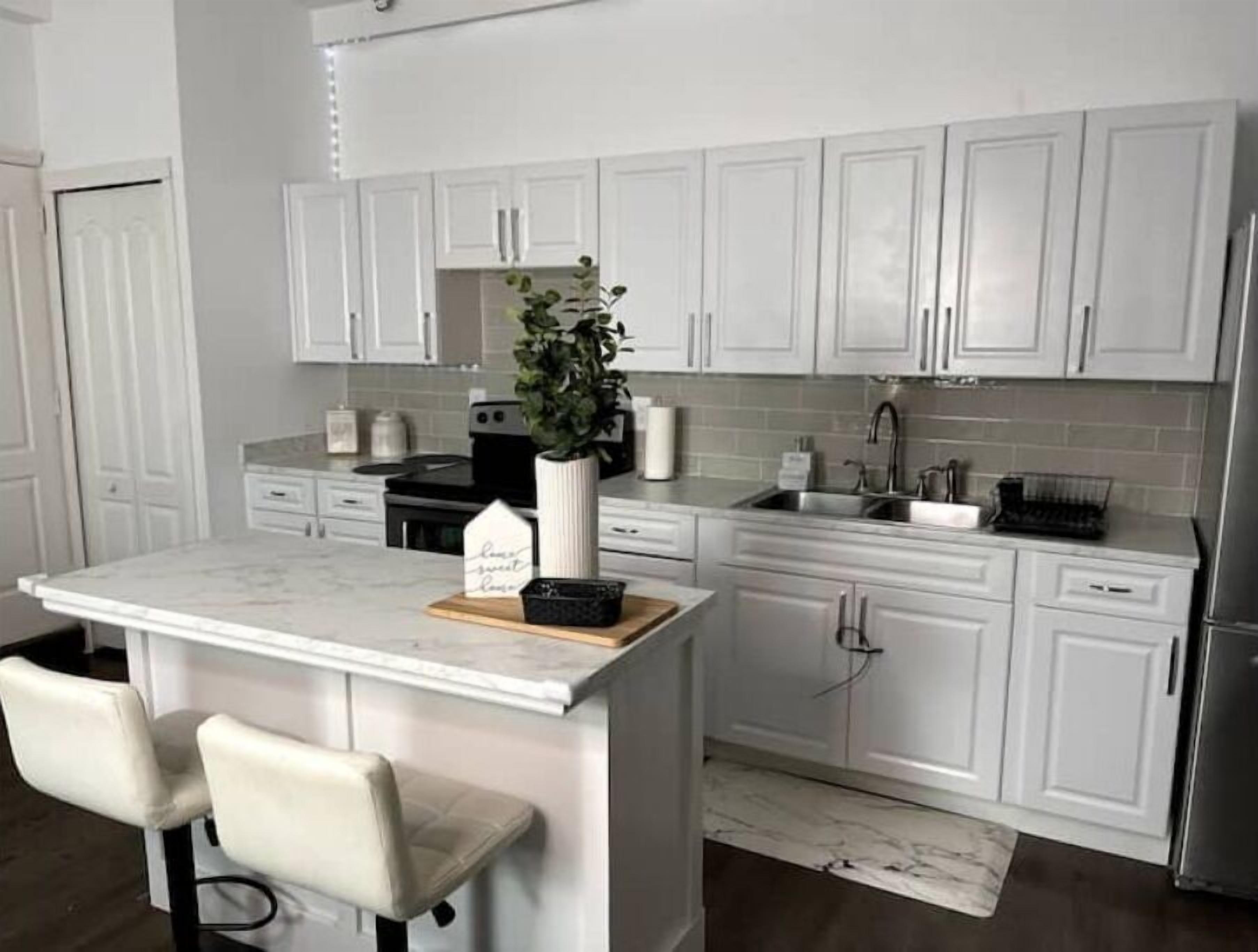 Køleskab, mikrobølgeovn, ovn, kogeplade