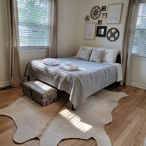 2 bedrooms, desk, iron/ironing board, travel cot