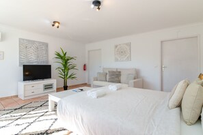 4 bedrooms, in-room safe, iron/ironing board, free WiFi