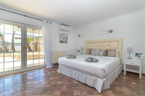 4 bedrooms, in-room safe, iron/ironing board, free WiFi