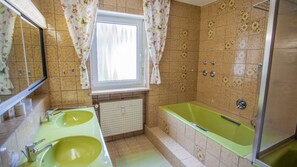 Sèche-cheveux, savon, papier toilette