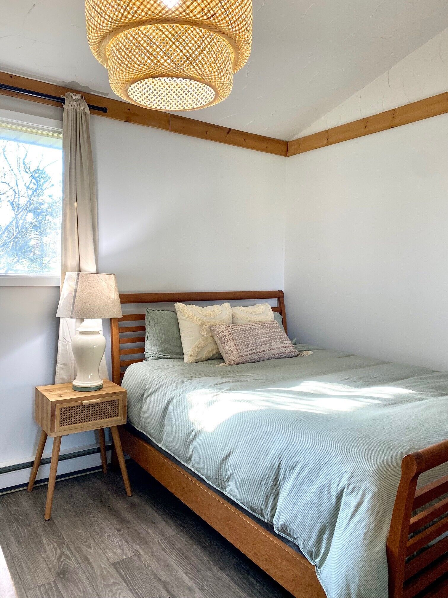 1 chambre, bureau, fer et planche à repasser, lit parapluie