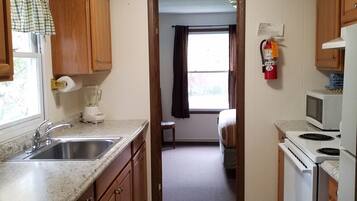 Refrigerador, microondas, parrilla de estufa y cafetera y tetera