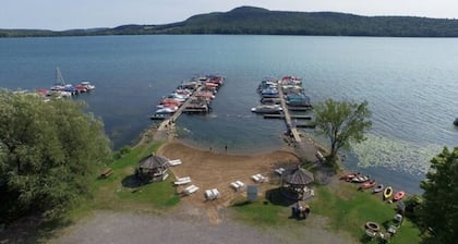 1 Bedroom cottage that sleeps 4 only 7 miles from Cooperstown on Otsego Lake
