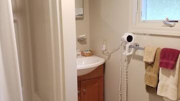 淋浴设施、吹风机、毛巾