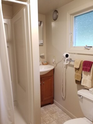 Douche, sèche-cheveux, serviettes fournies