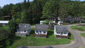 A residential area with three houses, each with a front porch and a driveway. - 3 Bedroom Cottage only 10 minutes from Cooperstown (Cooperstown)