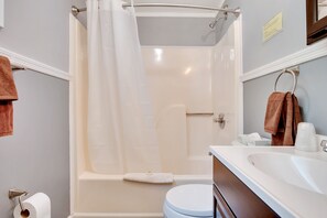 Ein Badezimmer mit Badewanne, Toilette und Waschbecken.