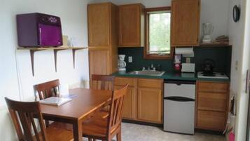 Geladeira, micro-ondas, cooktop, cafeteira/chaleira