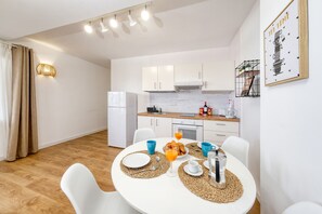 Frigorifero, microonde, forno, piano cottura