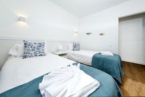 1 quarto, cofres nos quartos, ferros/tábuas de passar roupa