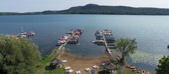 Large Cottage that sleeps 10 minutes from Cooperstown