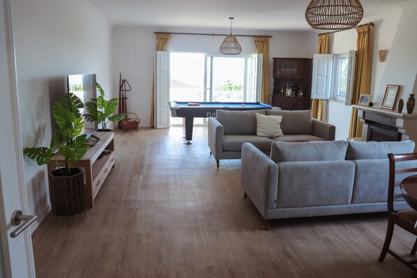 Smart TV, table tennis