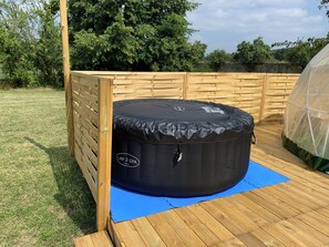 Outdoor spa tub