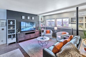 Smart TV, lareira, livros