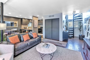 Smart TV, lareira, livros