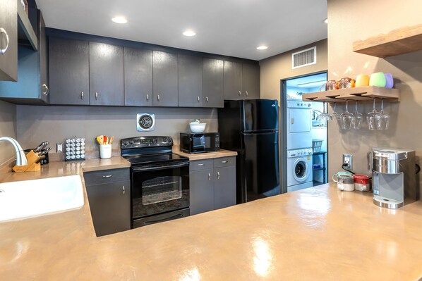 Geladeira, micro-ondas, fogão, cooktop