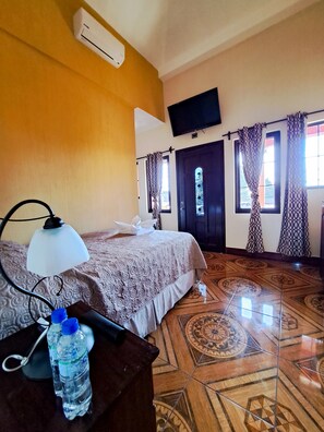 Habitación superior | Muebles diferentes, wifi gratis y ropa de cama 