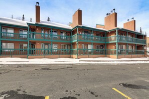 Un motel à plusieurs étages, doté de balcons et d’un parking situé à l’avant.