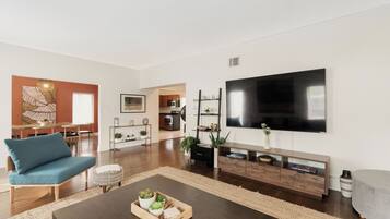 Apartemen Basic | Area keluarga | Televisi LCD 32-inci dengan saluran TV digital, TV, dan Netflix